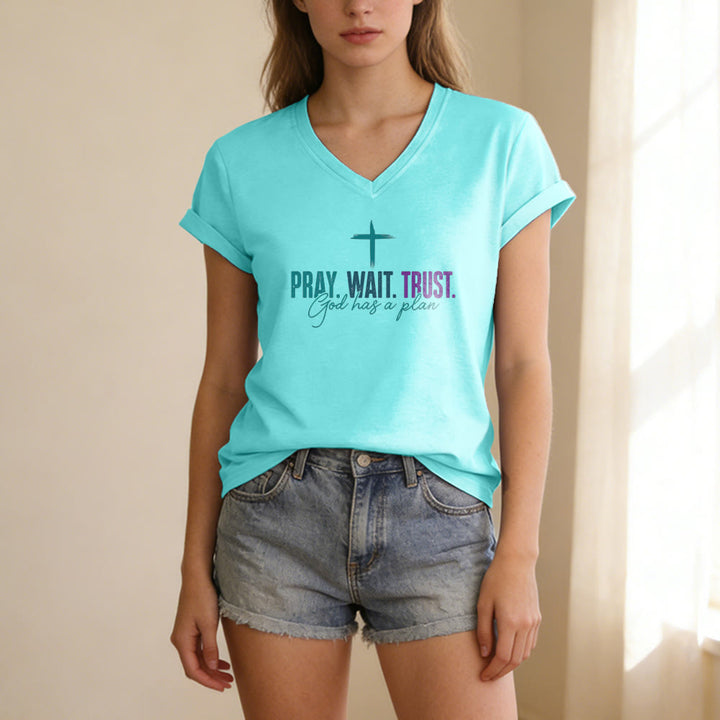 Christianartworkshop Bete, warte, vertraue darauf, dass Gott einen Plan hat – Lässiges T-Shirt mit Kreuzprint und V-Ausschnitt - image 9