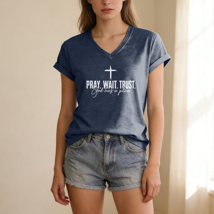 Christianartworkshop Bete, warte, vertraue darauf, dass Gott einen Plan hat – Lässiges T-Shirt mit Kreuzprint und V-Ausschnitt - image 19