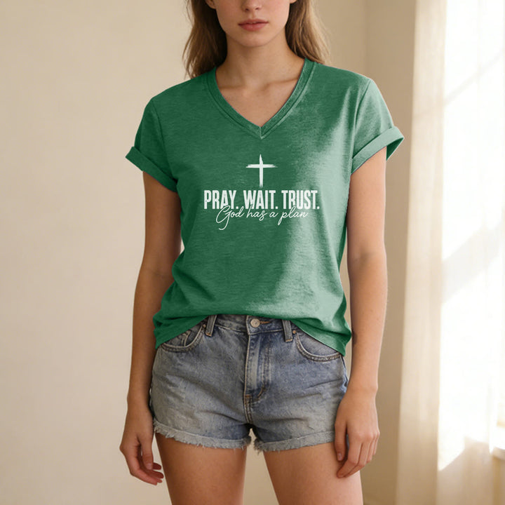 Christianartworkshop Bete, warte, vertraue darauf, dass Gott einen Plan hat – Lässiges T-Shirt mit Kreuzprint und V-Ausschnitt - image 15