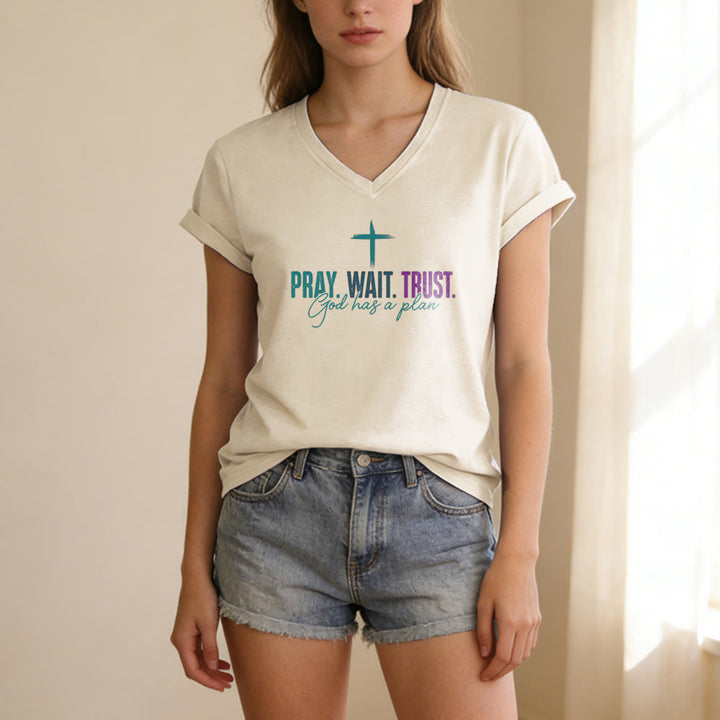 Christianartworkshop Bete, warte, vertraue darauf, dass Gott einen Plan hat – Lässiges T-Shirt mit Kreuzprint und V-Ausschnitt - image 3