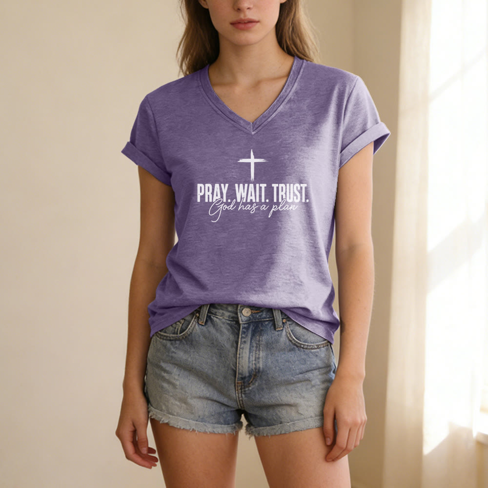 Christianartworkshop Bete, warte, vertraue darauf, dass Gott einen Plan hat – Lässiges T-Shirt mit Kreuzprint und V-Ausschnitt - image 17