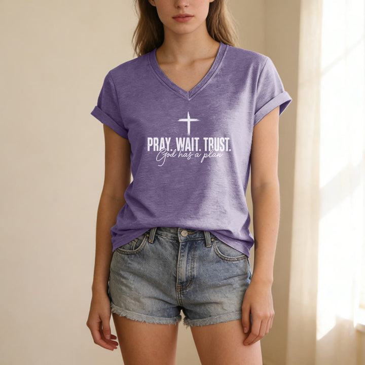 Christianartworkshop Bete, warte, vertraue darauf, dass Gott einen Plan hat – Lässiges T-Shirt mit Kreuzprint und V-Ausschnitt - image 17