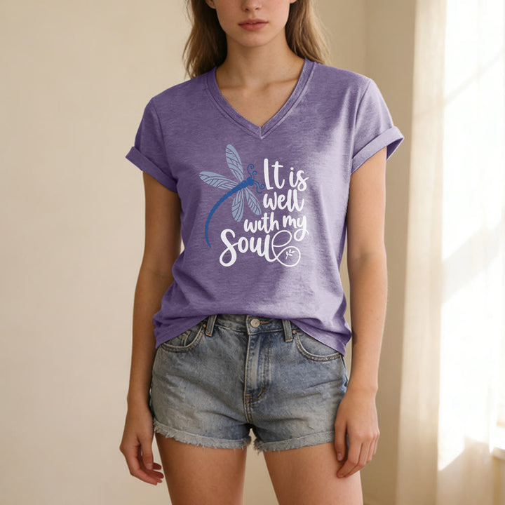 Christianartworkshop Lässiges T-Shirt mit Libellen-Kalligrafie-Print und V-Ausschnitt - image 17