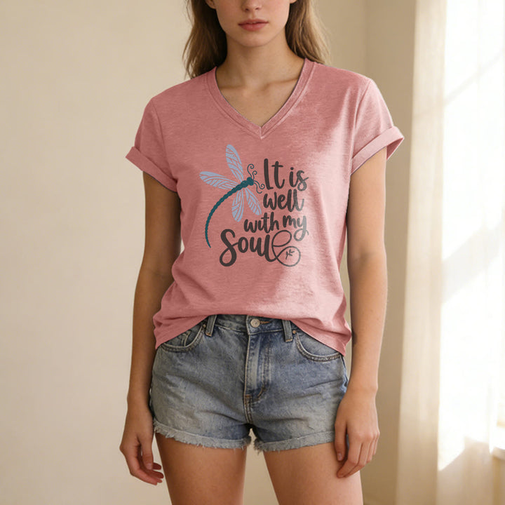 Christianartworkshop Lässiges T-Shirt mit Libellen-Kalligrafie-Print und V-Ausschnitt - image 11