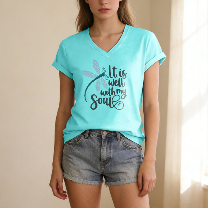Christianartworkshop Lässiges T-Shirt mit Libellen-Kalligrafie-Print und V-Ausschnitt - image 9