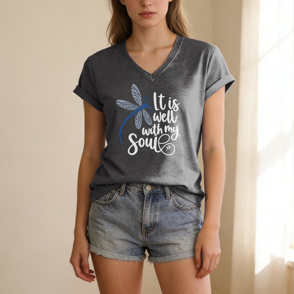 Christianartworkshop Lässiges T-Shirt mit Libellen-Kalligrafie-Print und V-Ausschnitt - image 21