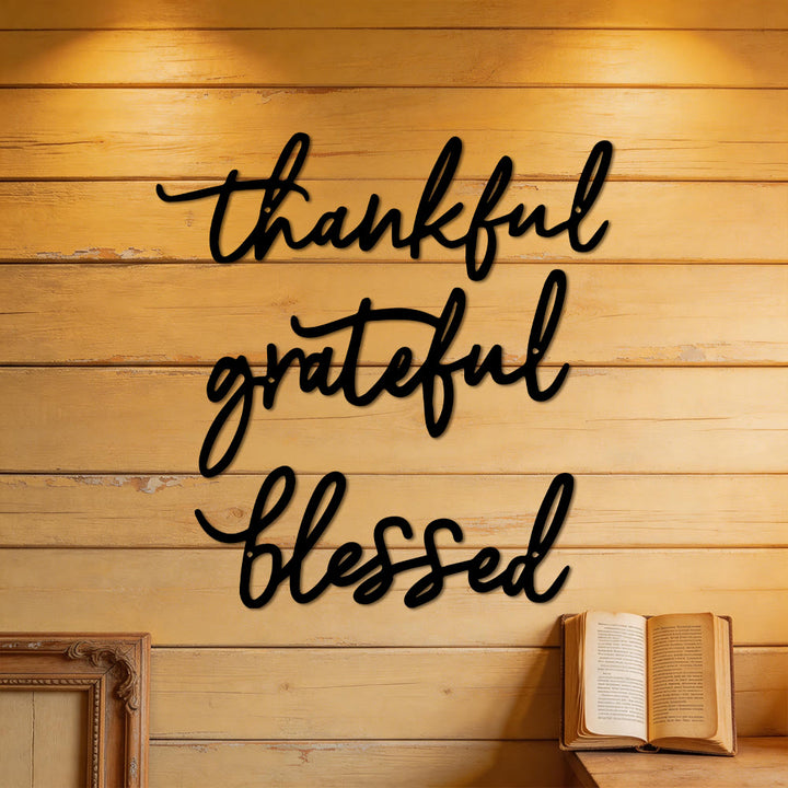 Christianartworkshop Moderner Wanddekor aus Metall mit der Aufschrift „Thankful Grateful Blessed“: Ein kraftvolles Zeichen der Dankbarkeit - image 0