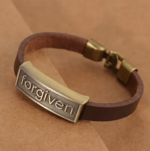 Christianartworkshop Zweifarbiges Lederarmband „Vergebung“ mit Akzenten aus antikisiertem Messing: Eine Erinnerung an göttliche Gnade - Braun - image 0