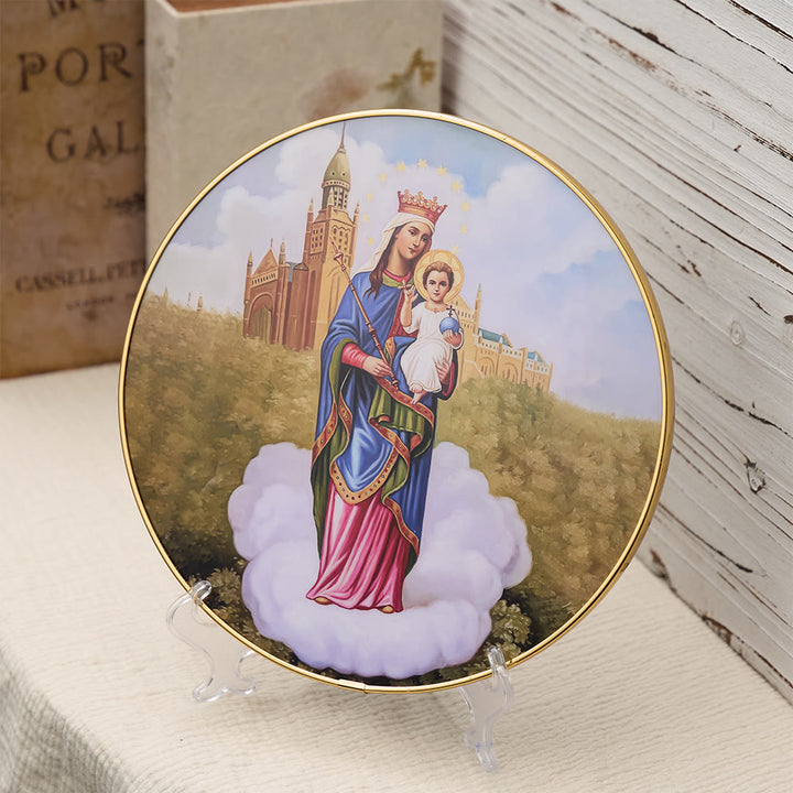 Christianartworkshop Tischornament Madonna mit Kind vor Kathedralenhintergrund und Goldrand: Ein Symbol marianischer Gnade - image 2
