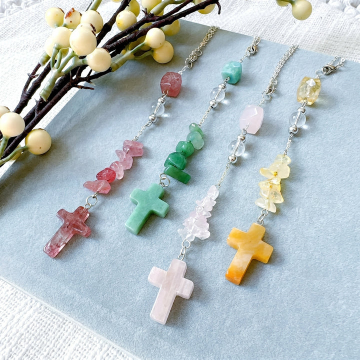 Christianartworkshop Aufwendig gestalteter Autoschmuck aus Naturstein mit Kristallsplittern und Kreuzanhänger: Ein anmutiges Andenken an den Glauben - image 1