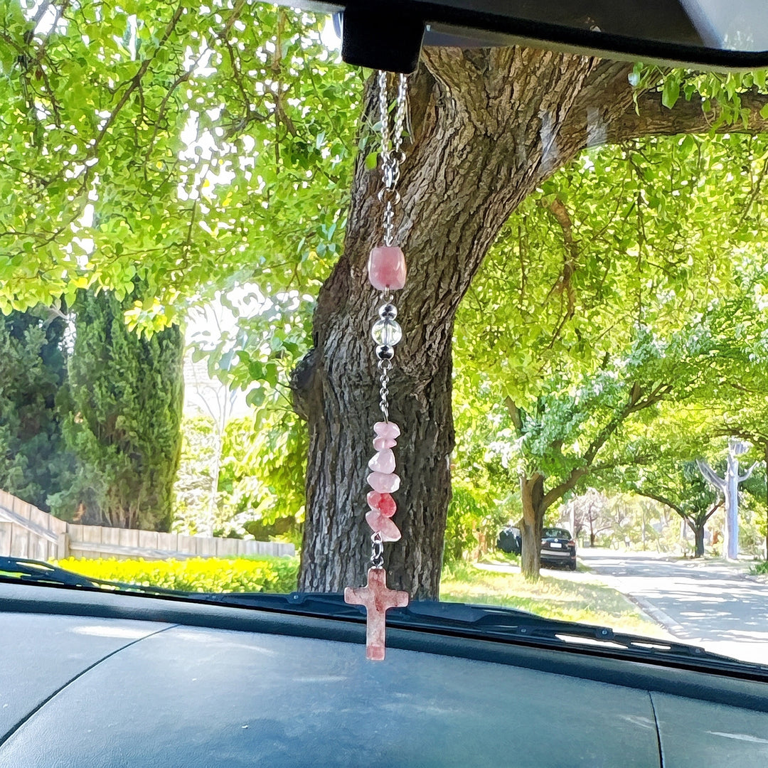 Christianartworkshop Aufwendig gestalteter Autoschmuck aus Naturstein mit Kristallsplittern und Kreuzanhänger: Ein anmutiges Andenken an den Glauben - Erdbeerquarz - image 0