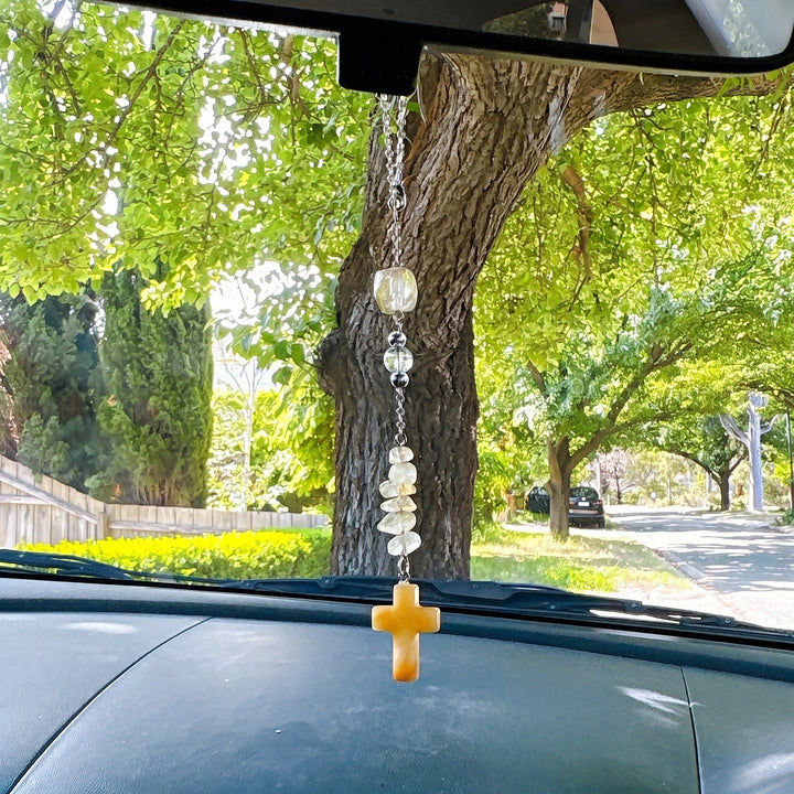Christianartworkshop Aufwendig gestalteter Autoschmuck aus Naturstein mit Kristallsplittern und Kreuzanhänger: Ein anmutiges Andenken an den Glauben - Citrin - image 6