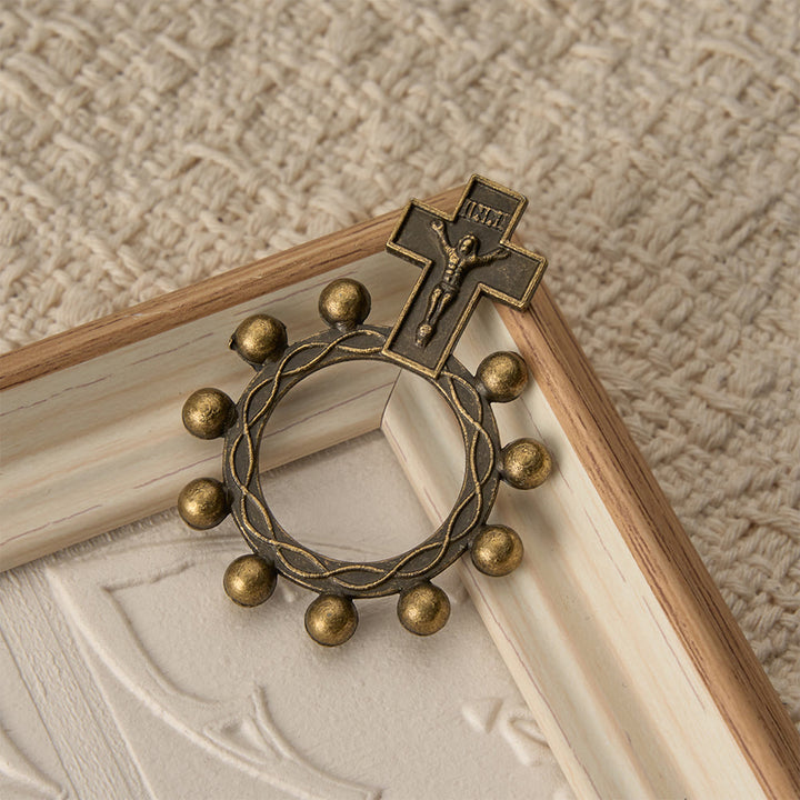 Christianartworkshop Zweifarbiger Fingerrosenkranz mit Kruzifix, geprägtem Jesusbild und Perlenkranz: Eine Erinnerung an die göttliche Gnade - image 4