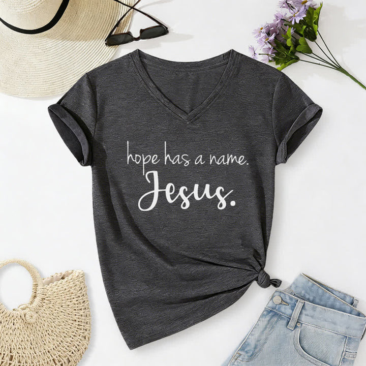 Christianartworkshop Hope Has A Name Jesus Print V-Neck T-Shirt - Dunkelgrau - 2XL - image 6