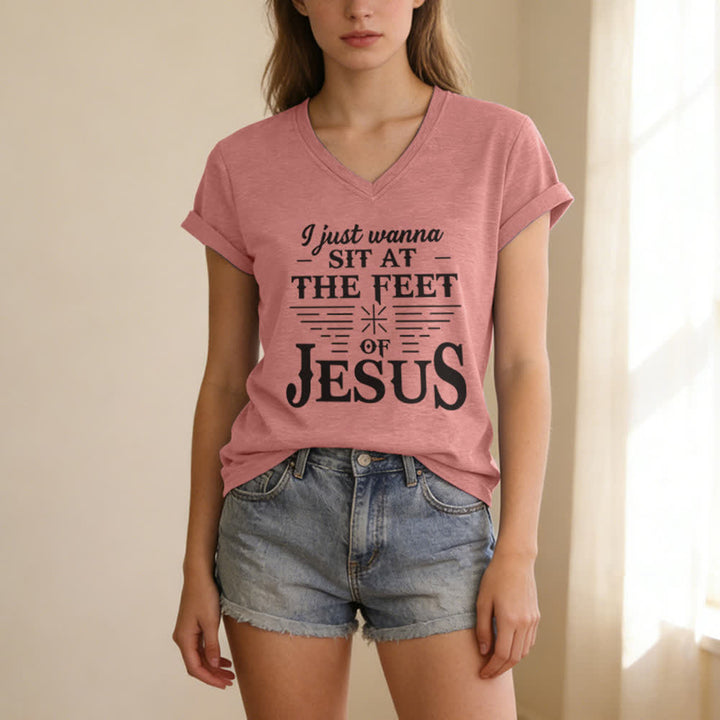 Christianartworkshop Ich möchte einfach nur zu Füßen Jesu sitzen – T-Shirt mit V-Ausschnitt - image 19