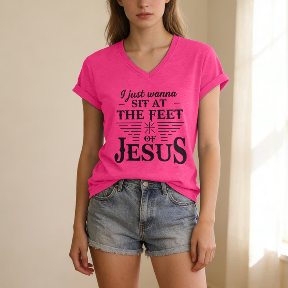 Christianartworkshop Ich möchte einfach nur zu Füßen Jesu sitzen – T-Shirt mit V-Ausschnitt - image 21