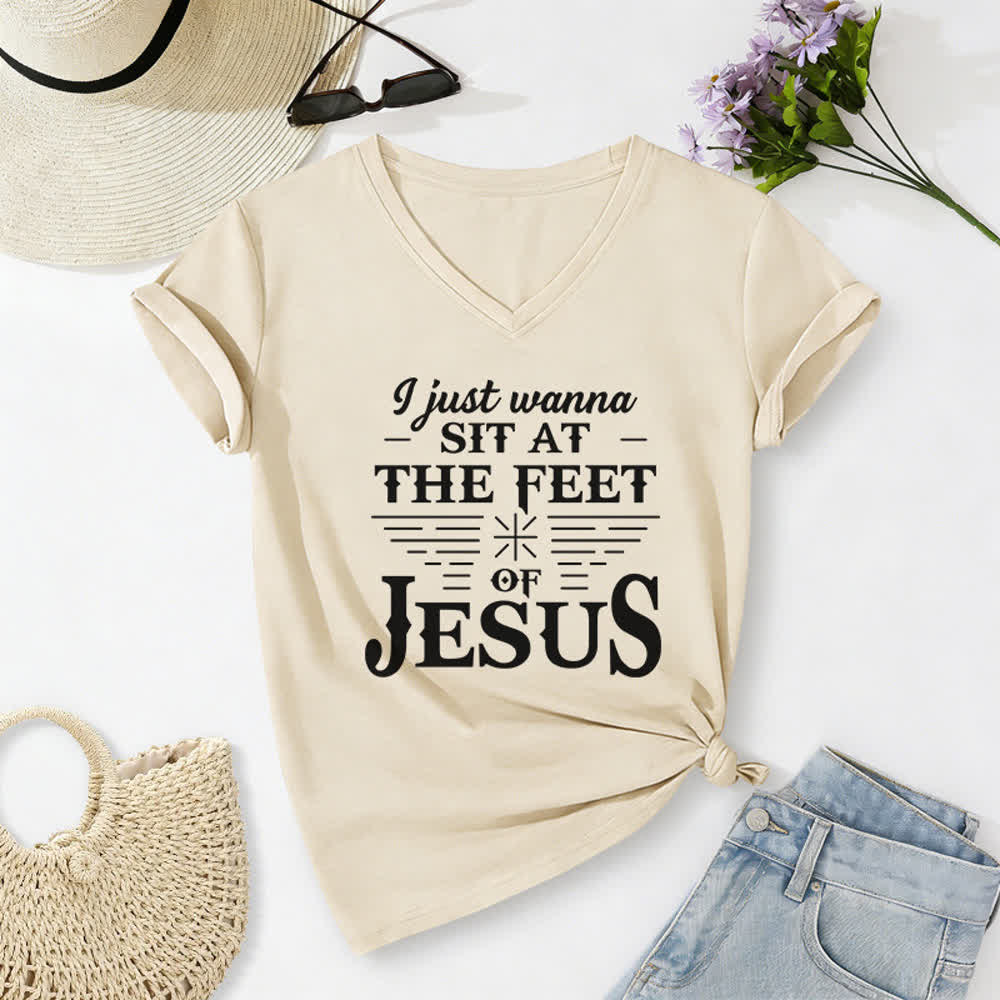 Christianartworkshop Ich möchte einfach nur zu Füßen Jesu sitzen – T-Shirt mit V-Ausschnitt - Beige - 2XL - image 8