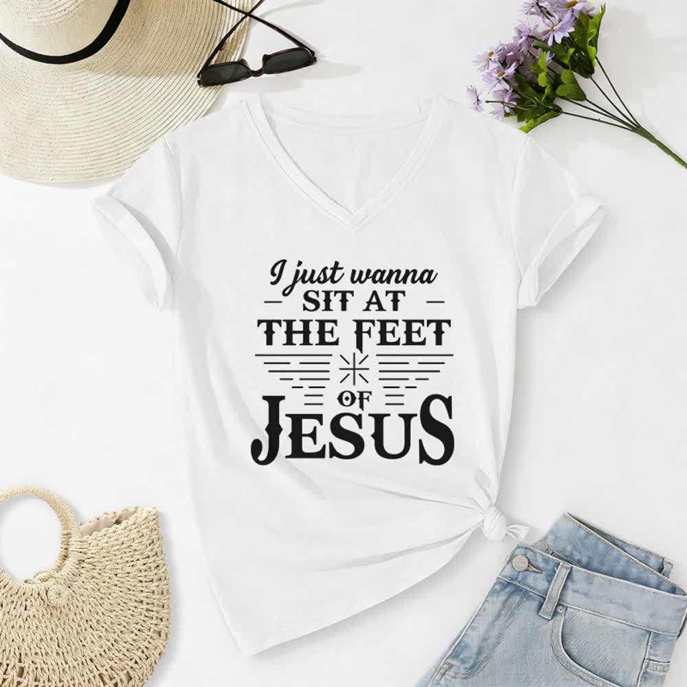 Christianartworkshop Ich möchte einfach nur zu Füßen Jesu sitzen – T-Shirt mit V-Ausschnitt - Weiß - 2XL - image 4