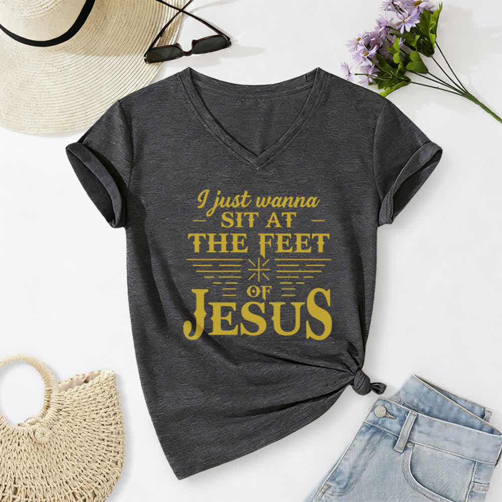 Christianartworkshop Ich möchte einfach nur zu Füßen Jesu sitzen – T-Shirt mit V-Ausschnitt - Dunkelgrau - 2XL - image 6