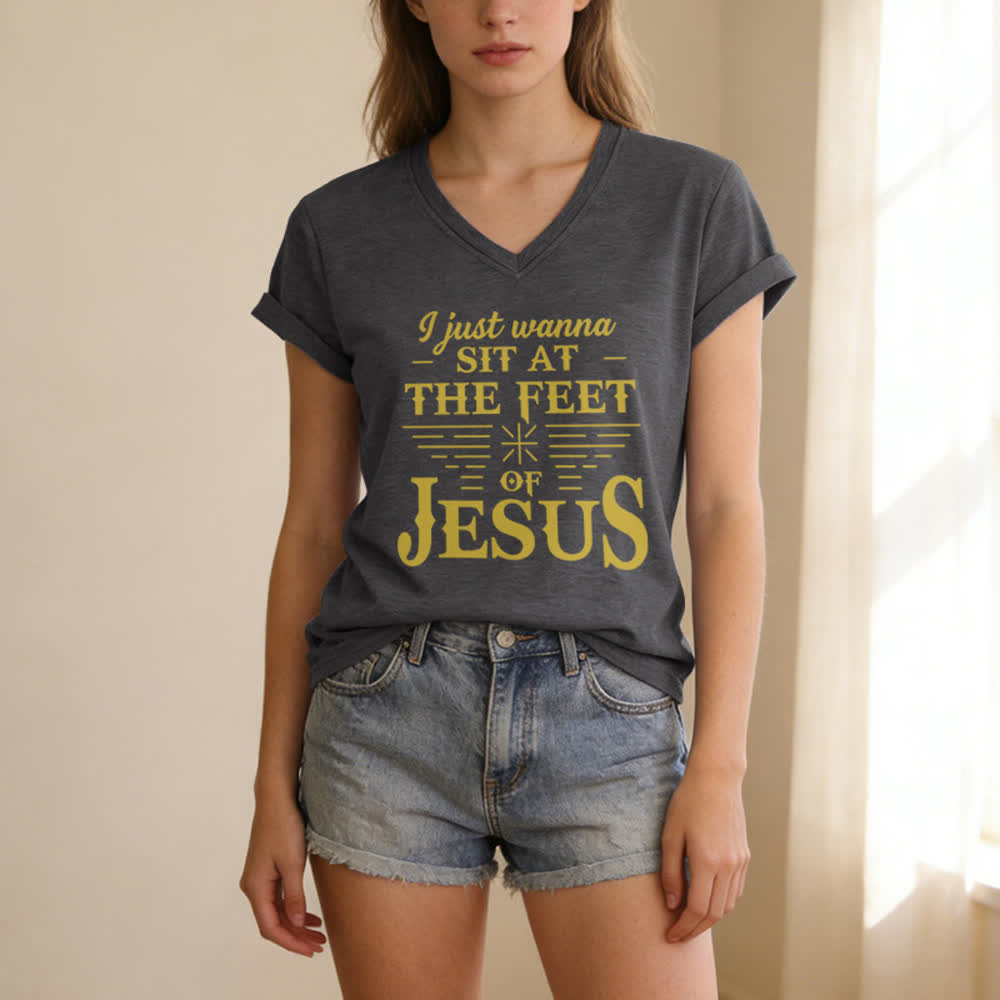 Christianartworkshop Ich möchte einfach nur zu Füßen Jesu sitzen – T-Shirt mit V-Ausschnitt - image 7