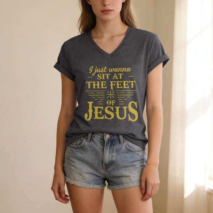 Christianartworkshop Ich möchte einfach nur zu Füßen Jesu sitzen – T-Shirt mit V-Ausschnitt - image 7