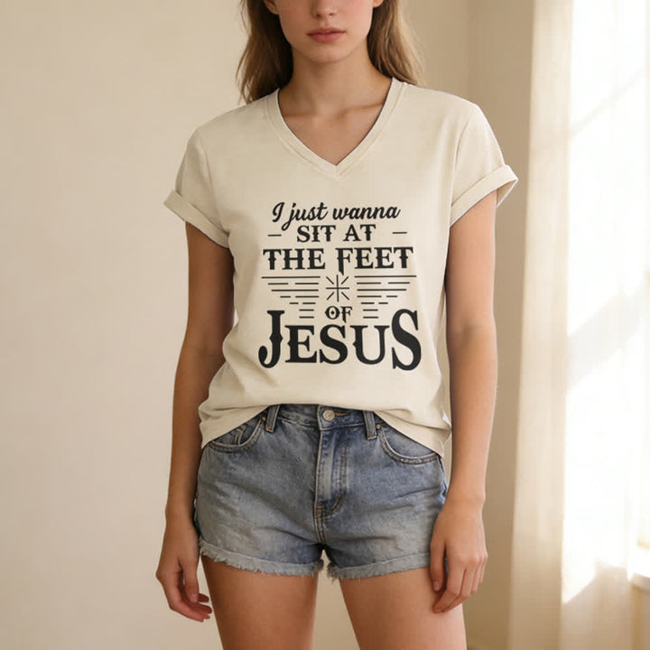 Christianartworkshop Ich möchte einfach nur zu Füßen Jesu sitzen – T-Shirt mit V-Ausschnitt - image 9