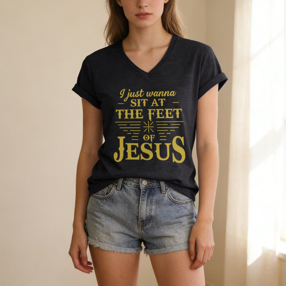 Christianartworkshop Ich möchte einfach nur zu Füßen Jesu sitzen – T-Shirt mit V-Ausschnitt - image 3