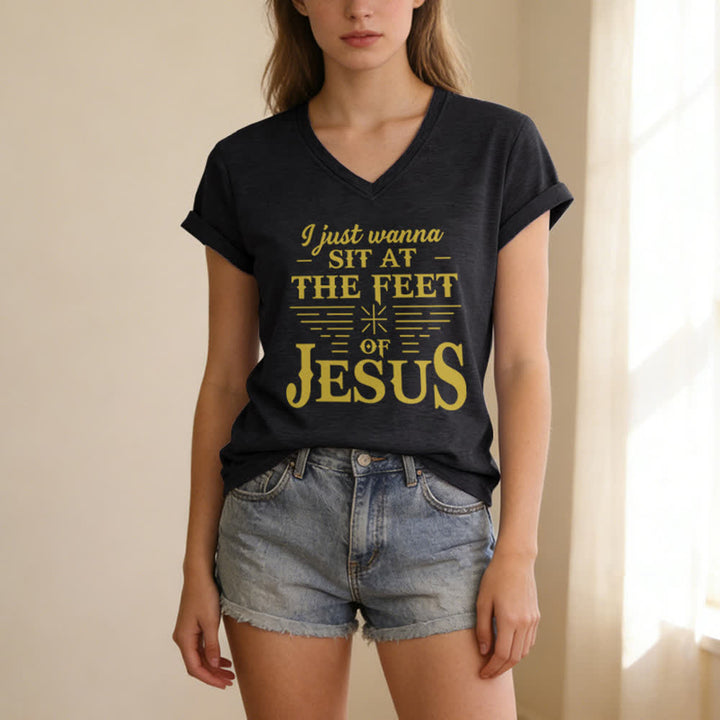 Christianartworkshop Ich möchte einfach nur zu Füßen Jesu sitzen – T-Shirt mit V-Ausschnitt - image 3