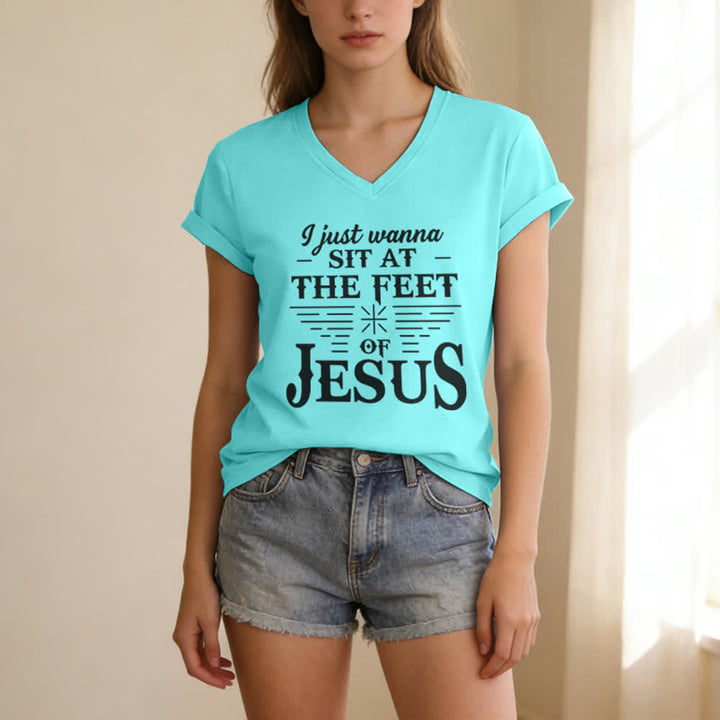 Christianartworkshop Ich möchte einfach nur zu Füßen Jesu sitzen – T-Shirt mit V-Ausschnitt - image 17