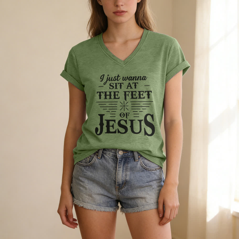 Christianartworkshop Ich möchte einfach nur zu Füßen Jesu sitzen – T-Shirt mit V-Ausschnitt - image 13