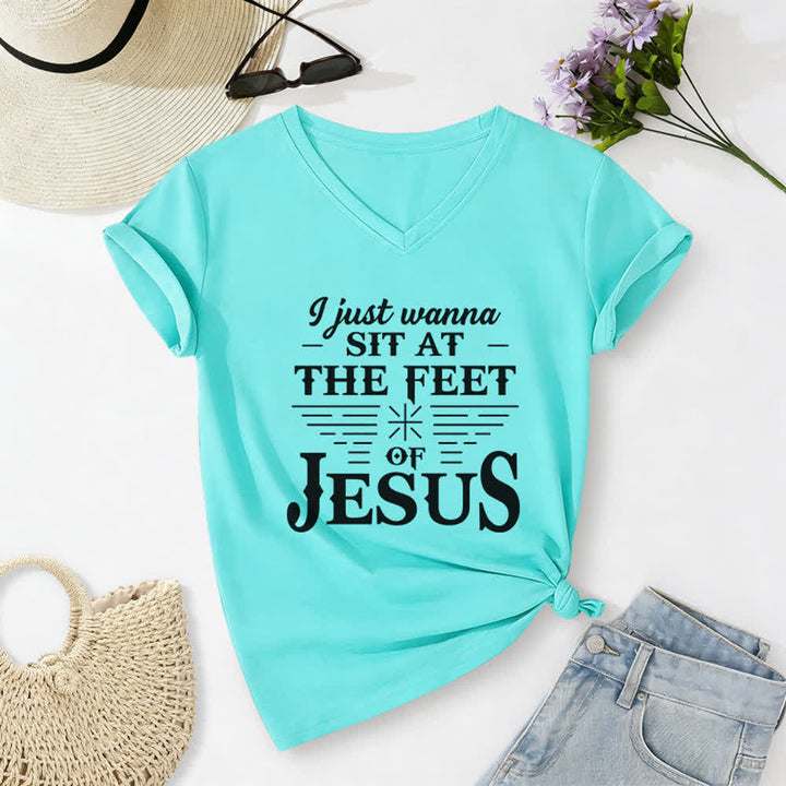 Christianartworkshop Ich möchte einfach nur zu Füßen Jesu sitzen – T-Shirt mit V-Ausschnitt - Himmelblau - 2XL - image 16