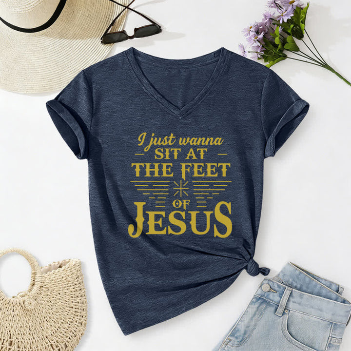 Christianartworkshop Ich möchte einfach nur zu Füßen Jesu sitzen – T-Shirt mit V-Ausschnitt - Marineblau - 2XL - image 0