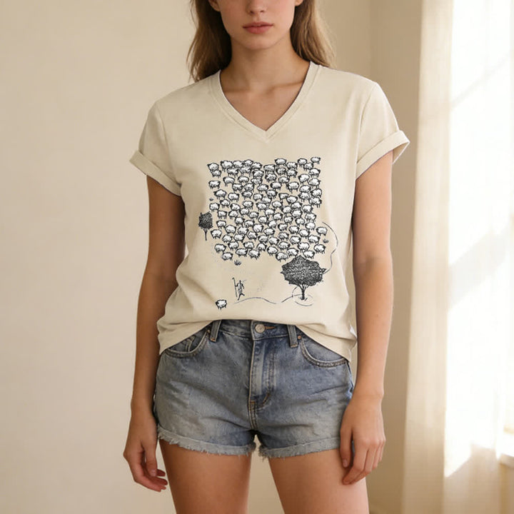 Christianartworkshop T-Shirt mit Schafsherde-Grafikdruck und V-Ausschnitt - image 1