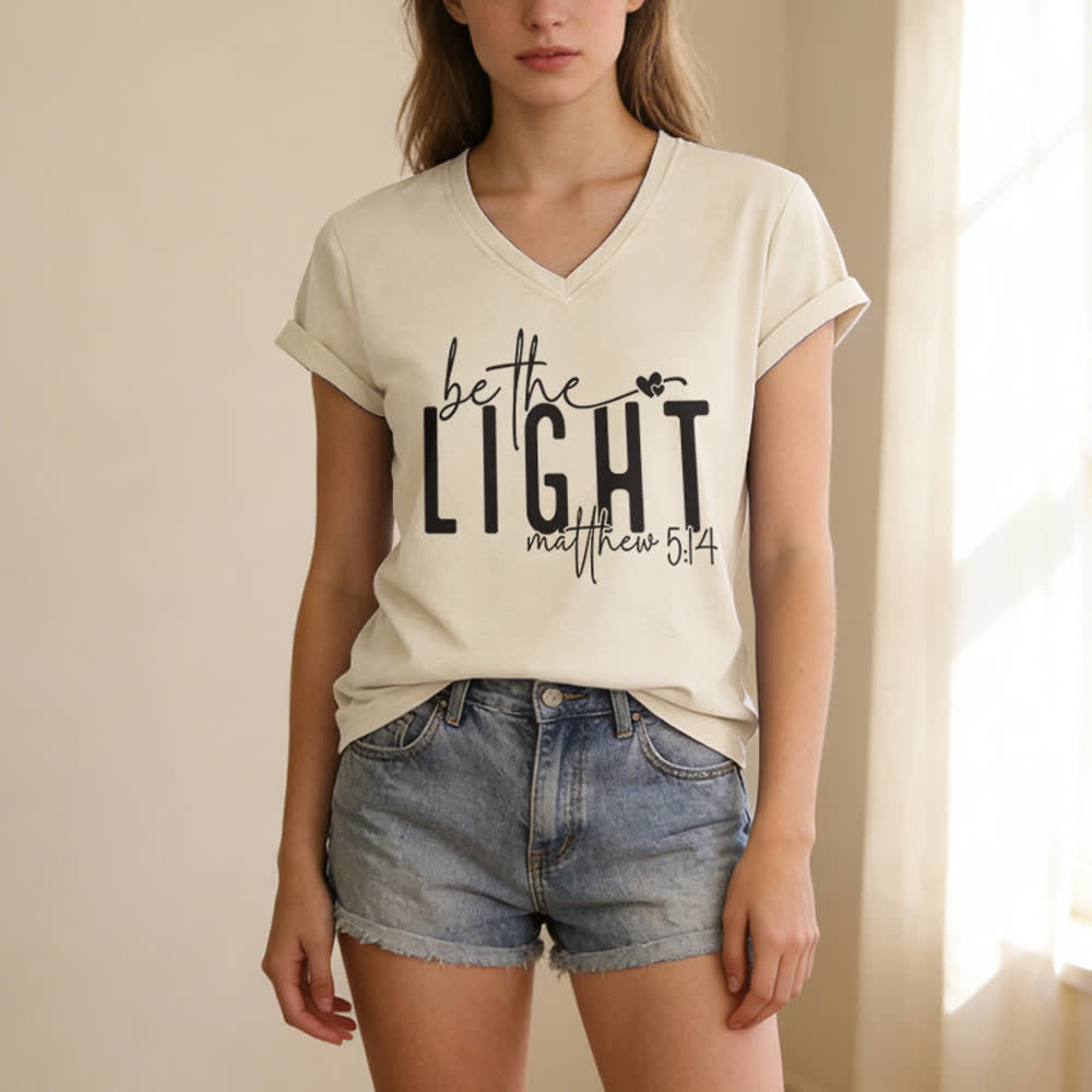 Christianartworkshop Damen-T-Shirt mit V-Ausschnitt und dem Aufdruck „Sei das Licht“ - image 9