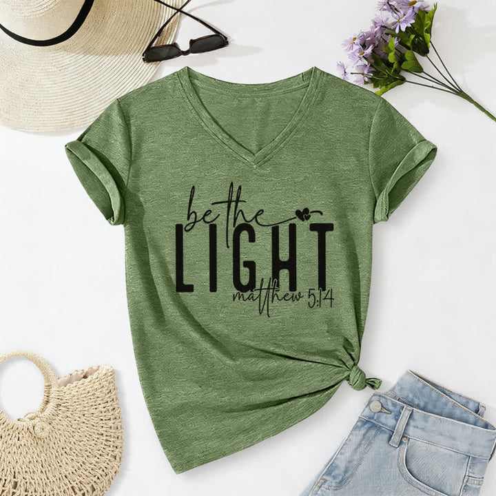 Christianartworkshop Damen-T-Shirt mit V-Ausschnitt und dem Aufdruck „Sei das Licht“ - Olivgrün - 2XL - image 12