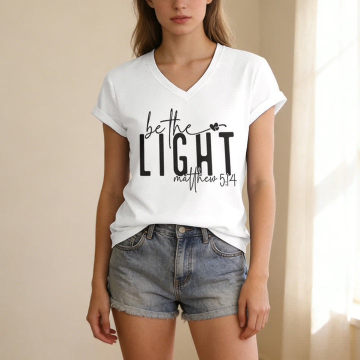 Christianartworkshop Damen-T-Shirt mit V-Ausschnitt und dem Aufdruck „Sei das Licht“ - image 5