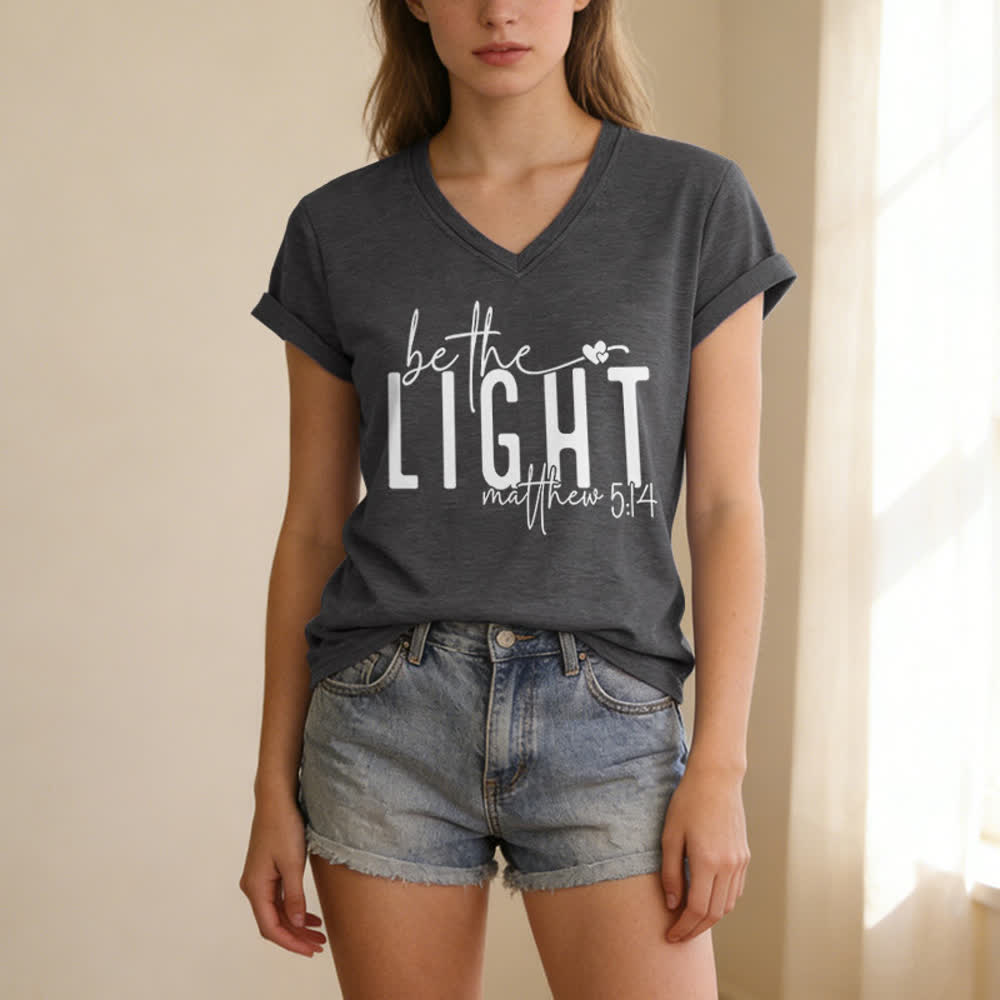 Christianartworkshop Damen-T-Shirt mit V-Ausschnitt und dem Aufdruck „Sei das Licht“ - image 7