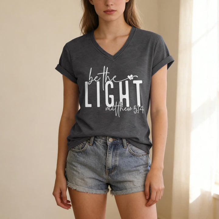 Christianartworkshop Damen-T-Shirt mit V-Ausschnitt und dem Aufdruck „Sei das Licht“ - image 7