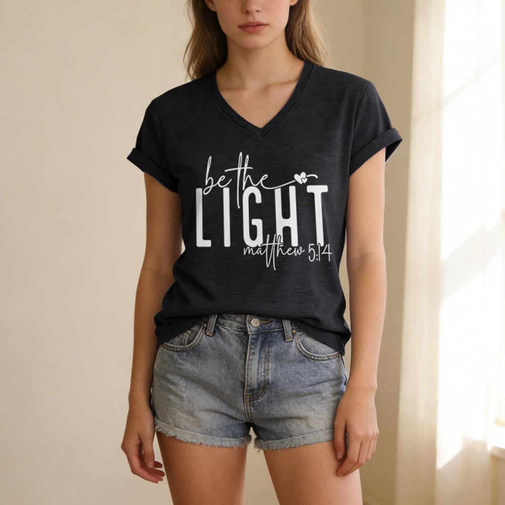 Christianartworkshop Damen-T-Shirt mit V-Ausschnitt und dem Aufdruck „Sei das Licht“ - image 3