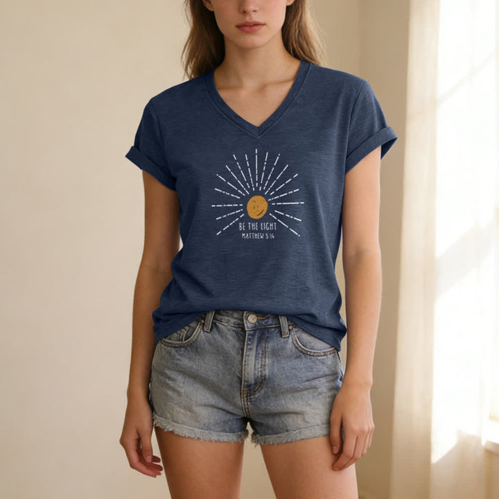 Christianartworkshop Damen-T-Shirt mit V-Ausschnitt und Aufdruck „Sei das Licht“ (Matthäus 5,14) - image 17