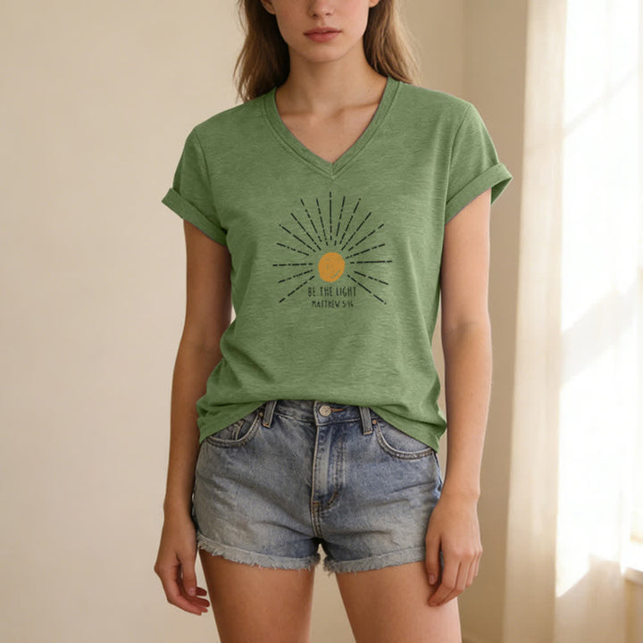 Christianartworkshop Damen-T-Shirt mit V-Ausschnitt und Aufdruck „Sei das Licht“ (Matthäus 5,14) - image 1