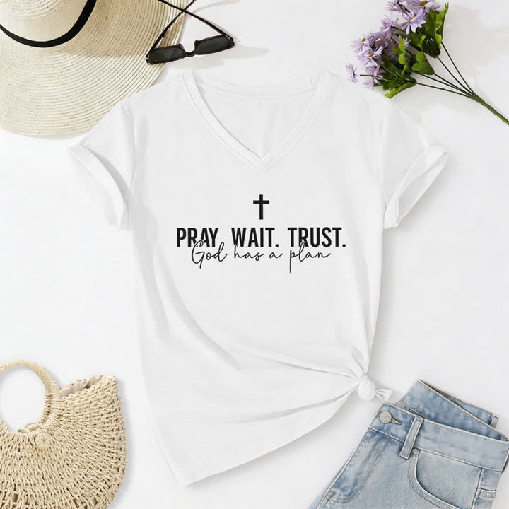 Christianartworkshop Damen-T-Shirt mit V-Ausschnitt: „Bete, warte, vertraue darauf, dass Gott einen Plan hat“. - Weiß - 2XL - image 4