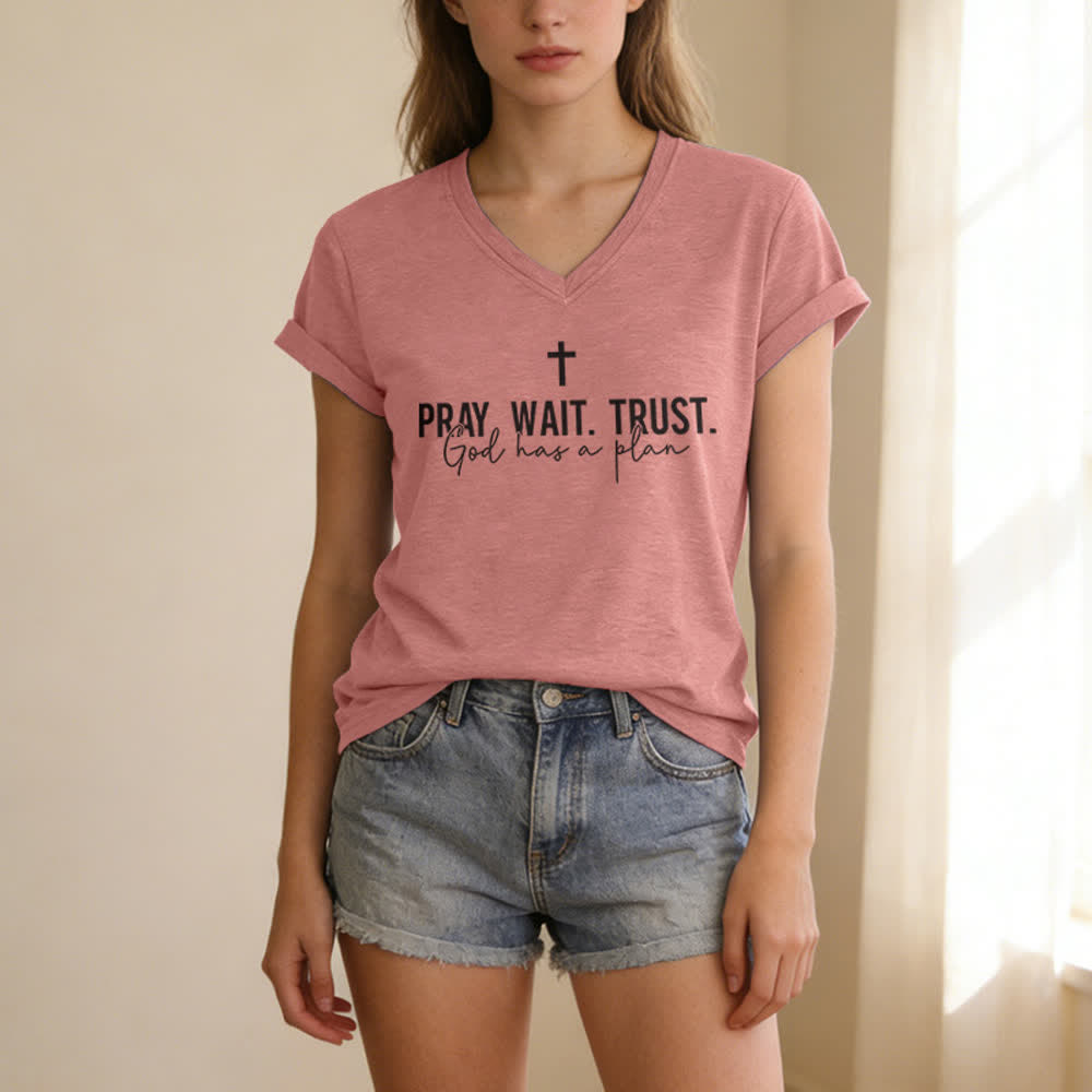 Christianartworkshop Damen-T-Shirt mit V-Ausschnitt: „Bete, warte, vertraue darauf, dass Gott einen Plan hat“. - image 21