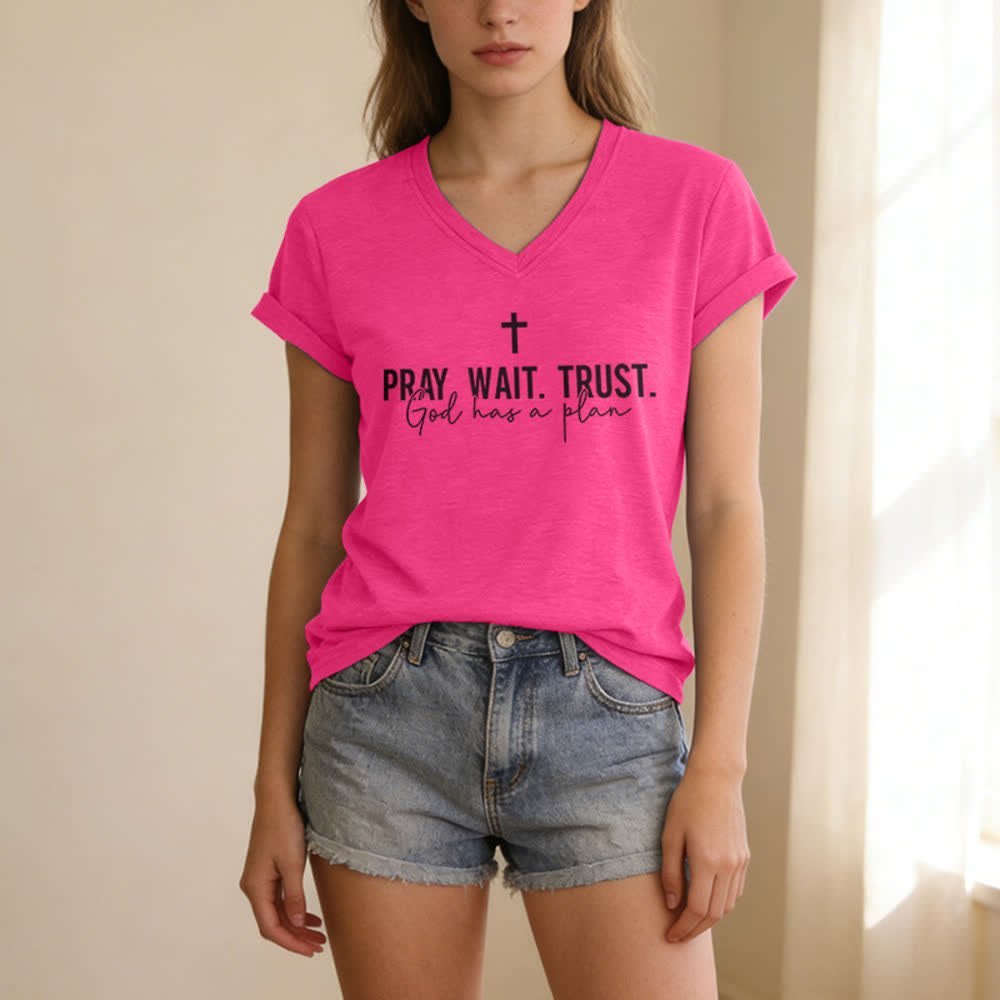 Christianartworkshop Damen-T-Shirt mit V-Ausschnitt: „Bete, warte, vertraue darauf, dass Gott einen Plan hat“. - image 23