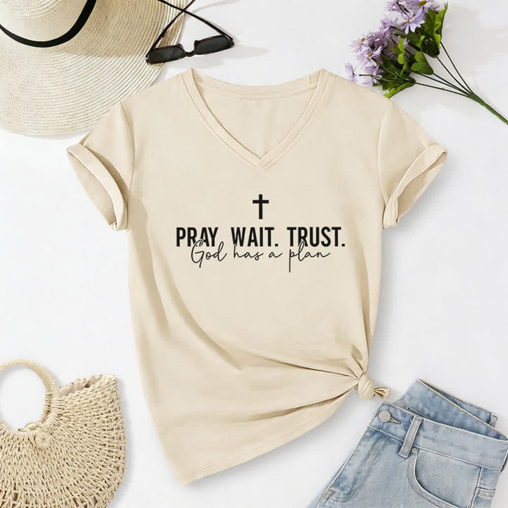 Christianartworkshop Damen-T-Shirt mit V-Ausschnitt: „Bete, warte, vertraue darauf, dass Gott einen Plan hat“. - Beige - 2XL - image 8