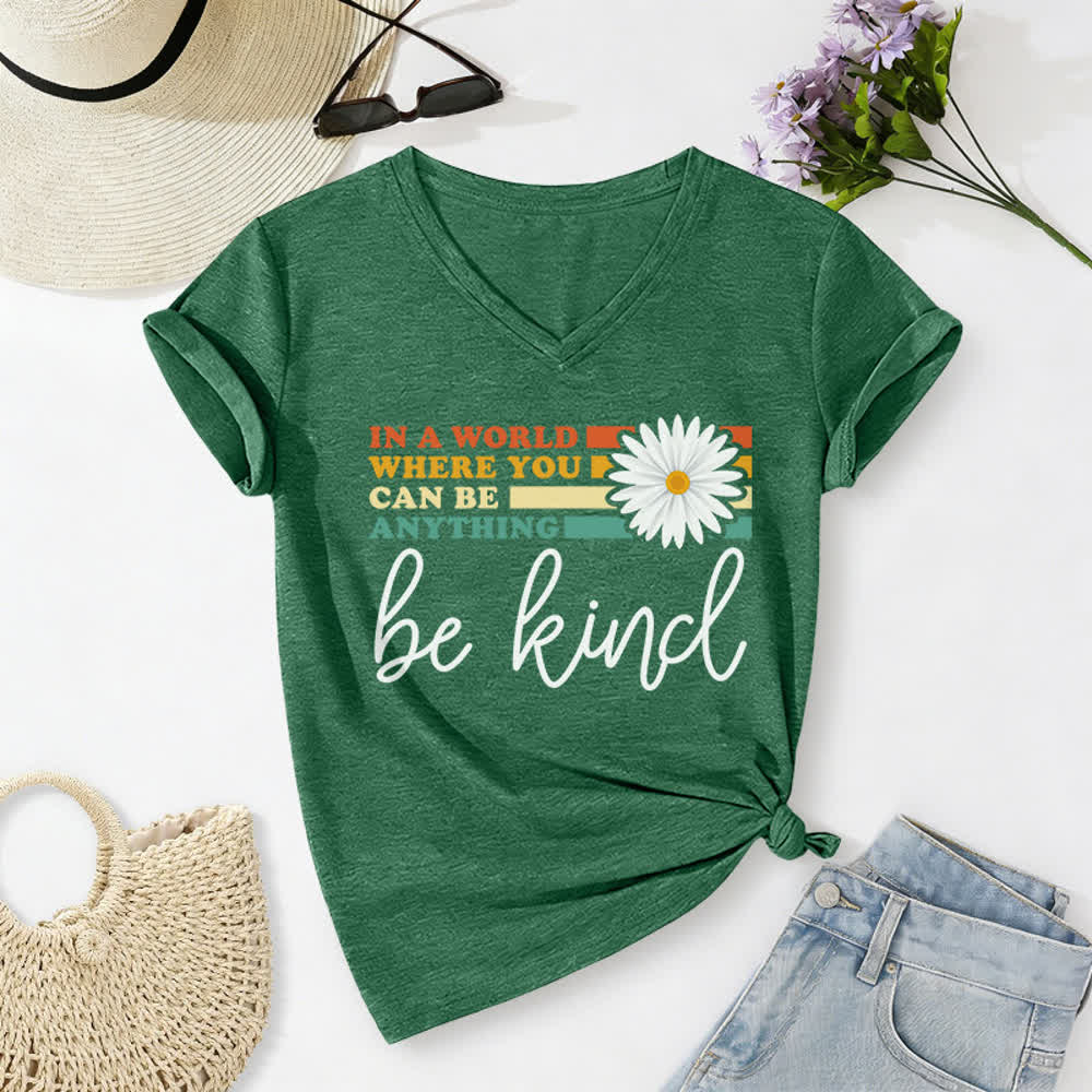 Christianartworkshop Damen-T-Shirt mit V-Ausschnitt: In einer Welt, in der du alles sein kannst, sei freundlich - Dunkelgrün - 2XL - image 14