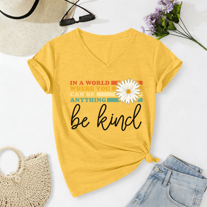 Christianartworkshop Damen-T-Shirt mit V-Ausschnitt: In einer Welt, in der du alles sein kannst, sei freundlich - Gelb - 2XL - image 10