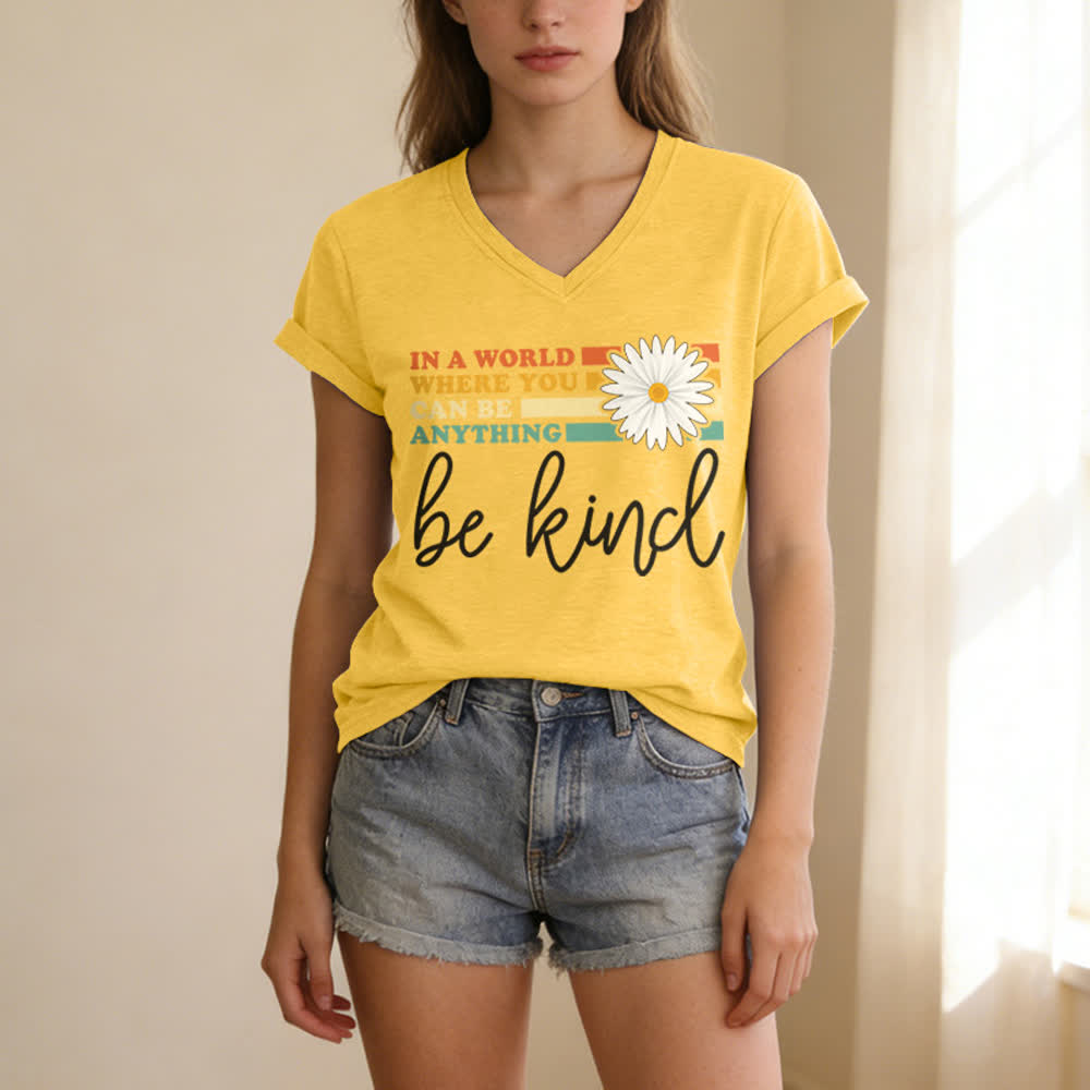 Christianartworkshop Damen-T-Shirt mit V-Ausschnitt: In einer Welt, in der du alles sein kannst, sei freundlich - image 11
