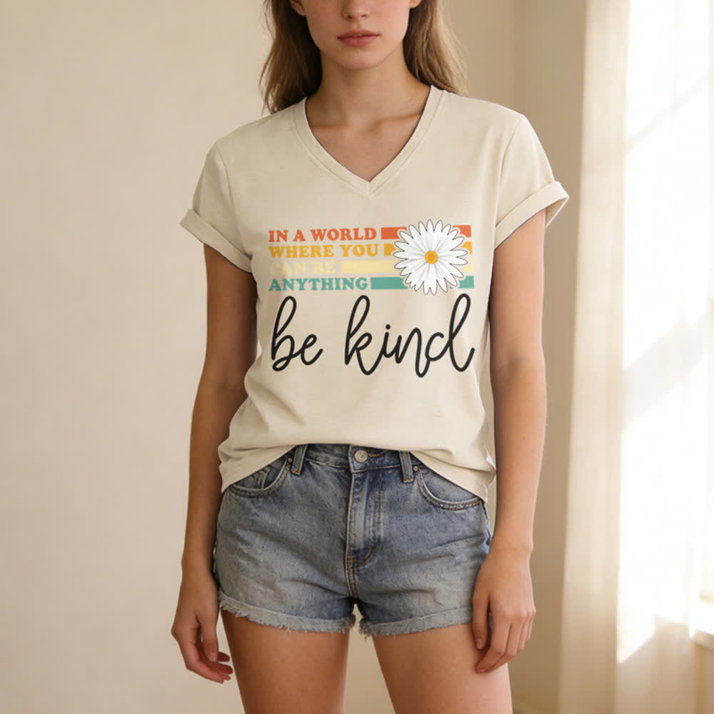 Christianartworkshop Damen-T-Shirt mit V-Ausschnitt: In einer Welt, in der du alles sein kannst, sei freundlich - image 9