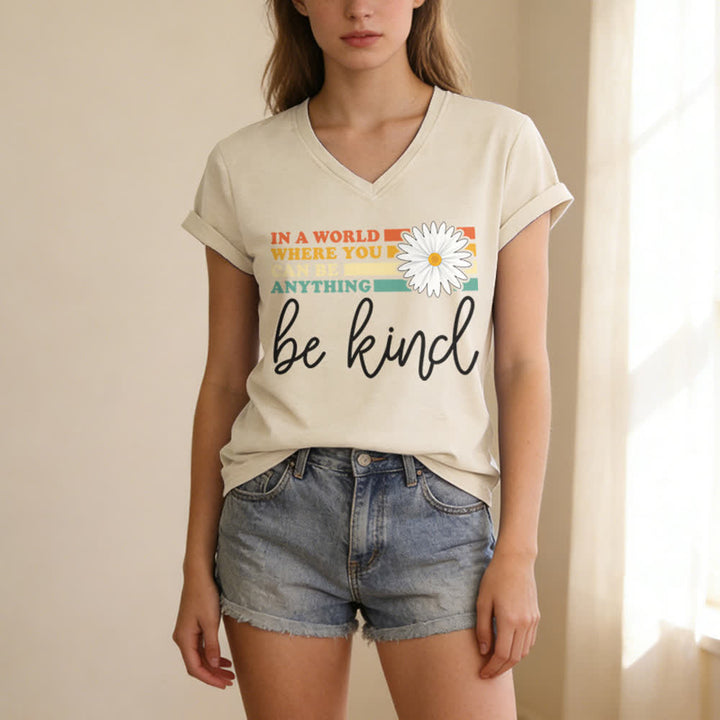 Christianartworkshop Damen-T-Shirt mit V-Ausschnitt: In einer Welt, in der du alles sein kannst, sei freundlich - image 9